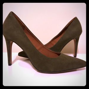 NWOT Christian Siriano Green Faux Suede Pumps 8